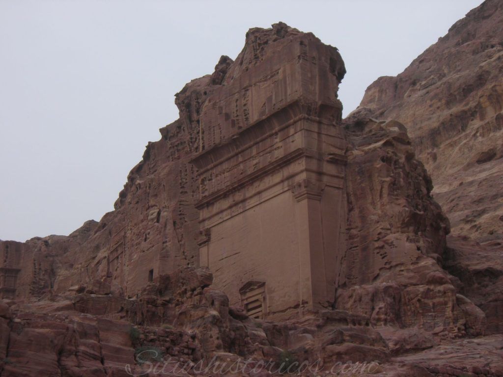 Calle de las fachadas Petra