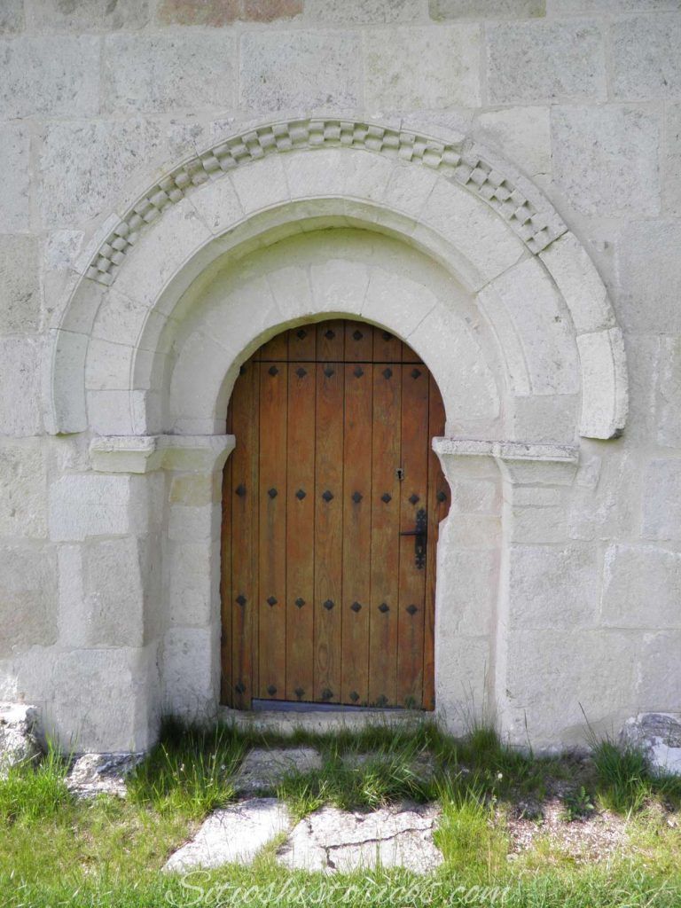 Románico en Álava. Portada de la ermita de Andra Mari en Ullibarri-Arana.