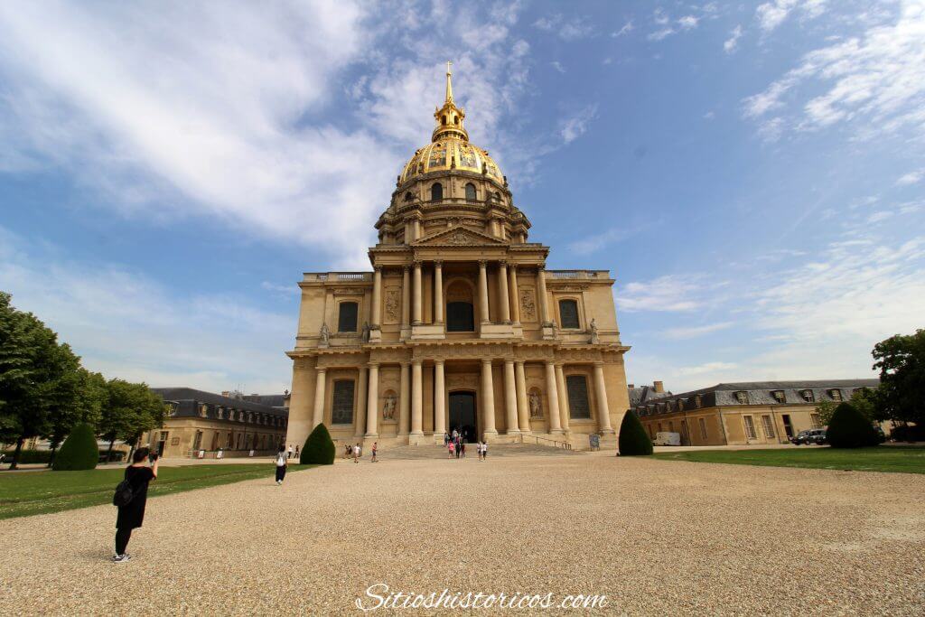 Sitios con historia Francia. Palacio de los Inválidos y Domo que contiene la Tumba de Napoleón.