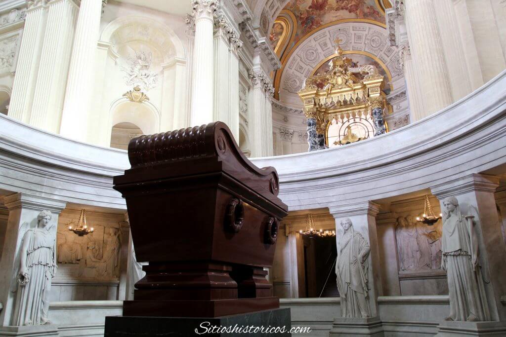 Lugares con historia Francia. Tumba de Napoleón en el Palacio de los Inválidos de París. 