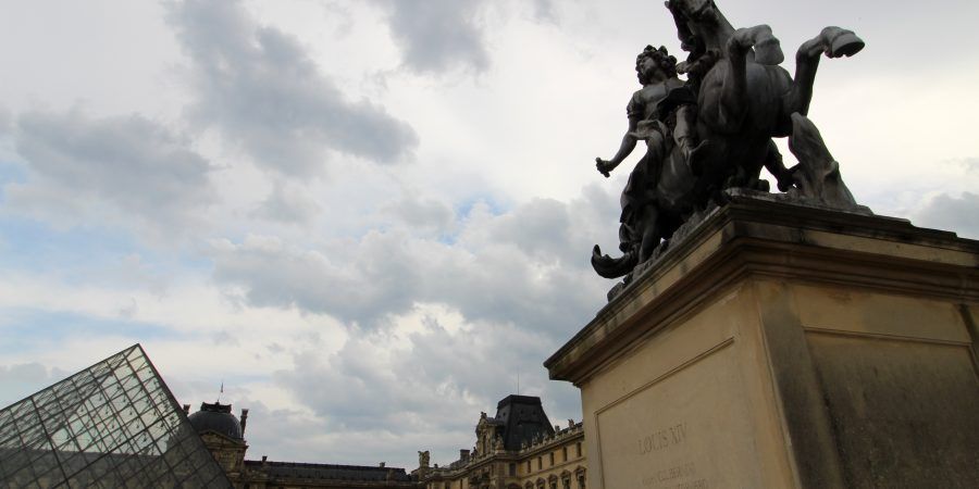 Estatua rey Luís XIV en el Louvre
