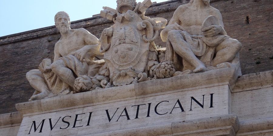 Visitar los Museos Vaticanos.