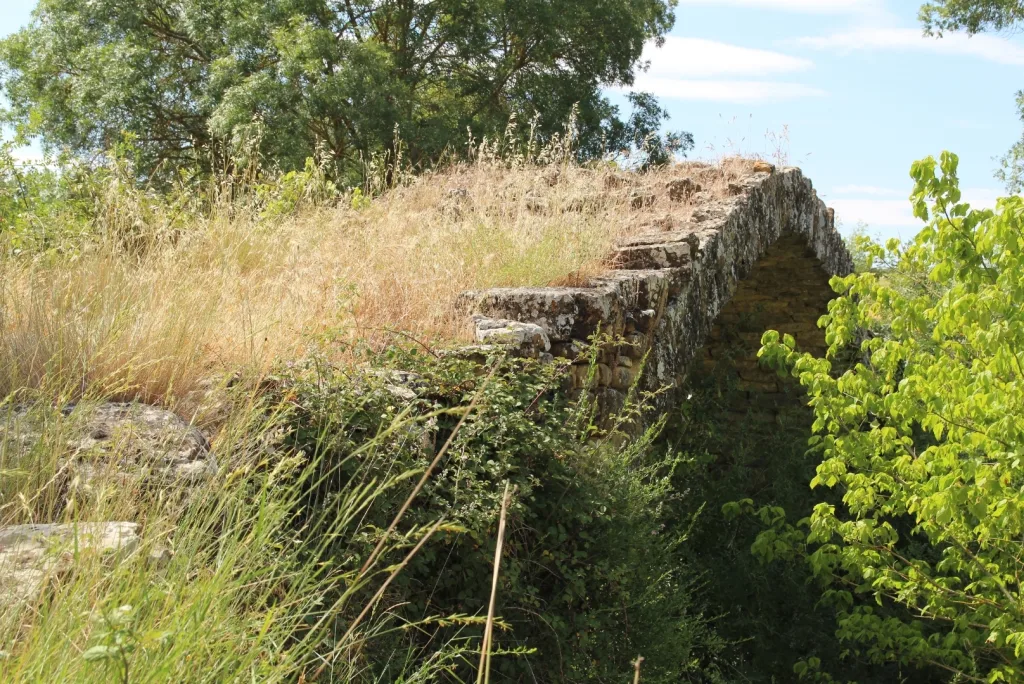 Puente medieval de San Vicente en Urraúl Bajo.